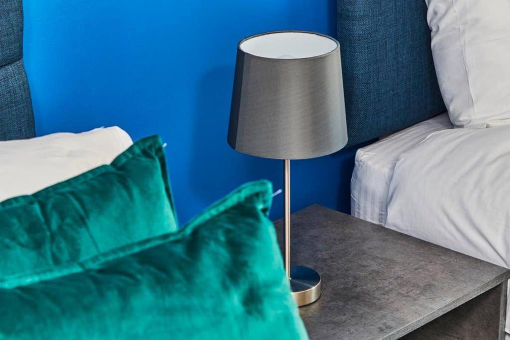 New - The Chique Scandic Cambridge Abode - Parking Buitenkant foto