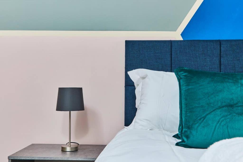 New - The Chique Scandic Cambridge Abode - Parking Buitenkant foto